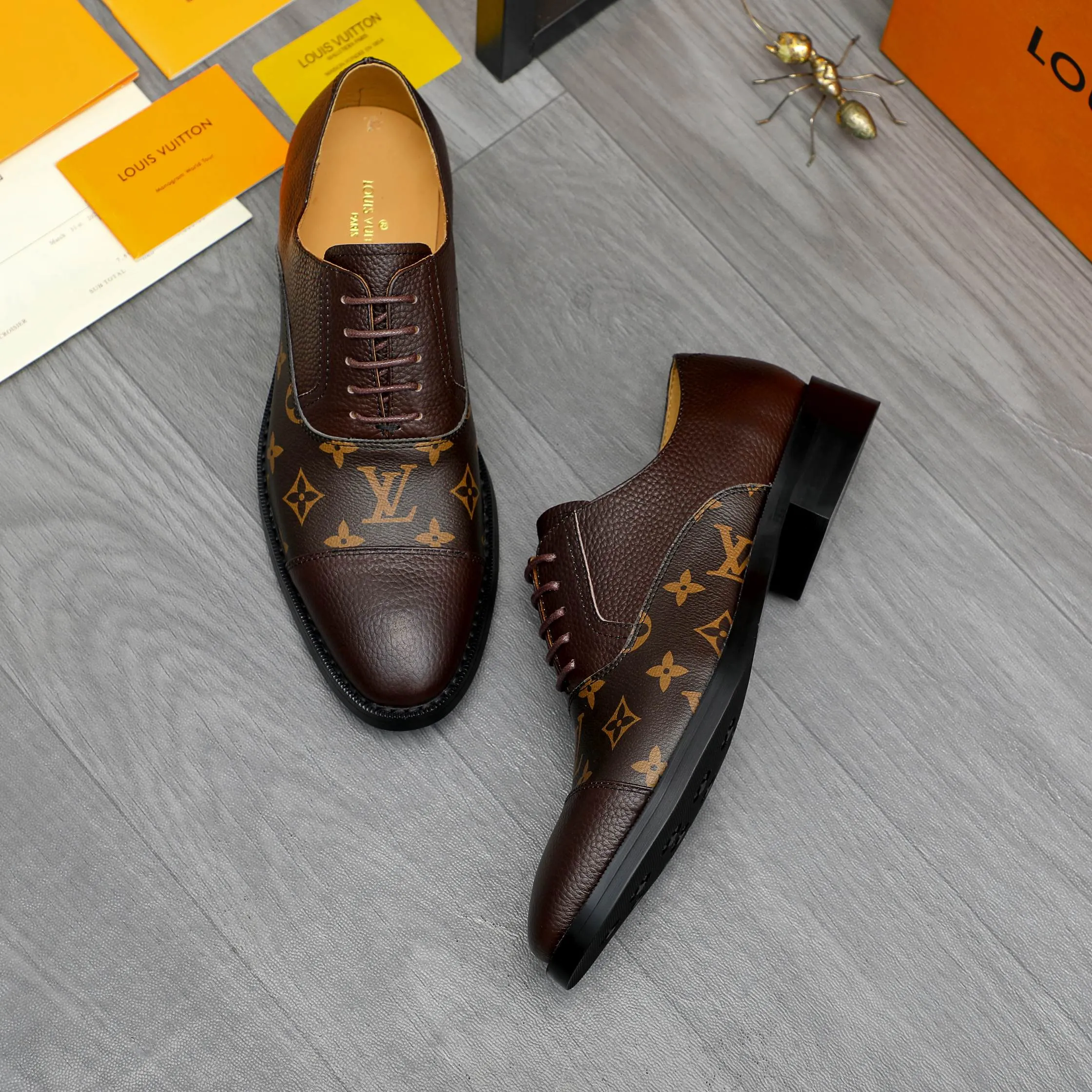 Men's shoes 💰500 Product trademark: LV "Louis Vuitton" business formal leather shoes Regular size: 39-45 (.45 customization is non-refundable) Product material: Selected pebbled cowhide stitching printed upper, cowhide lining, original rubber outsole